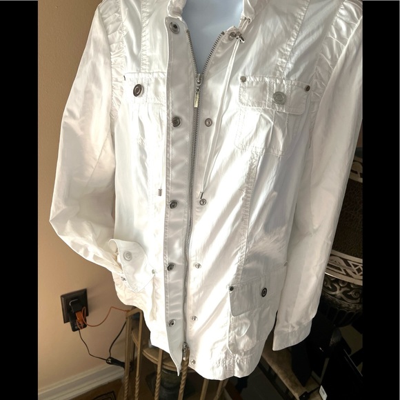 White House Black Market Lightweight White Windbreaker Jacket. size 8 - Picture 7 of 14